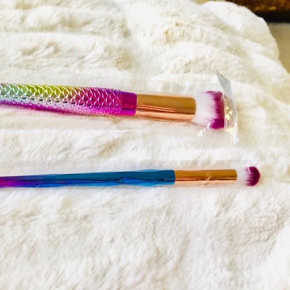 “Just In” Two Mermaid Makeup Brushes NWT - Picture 4 of 6